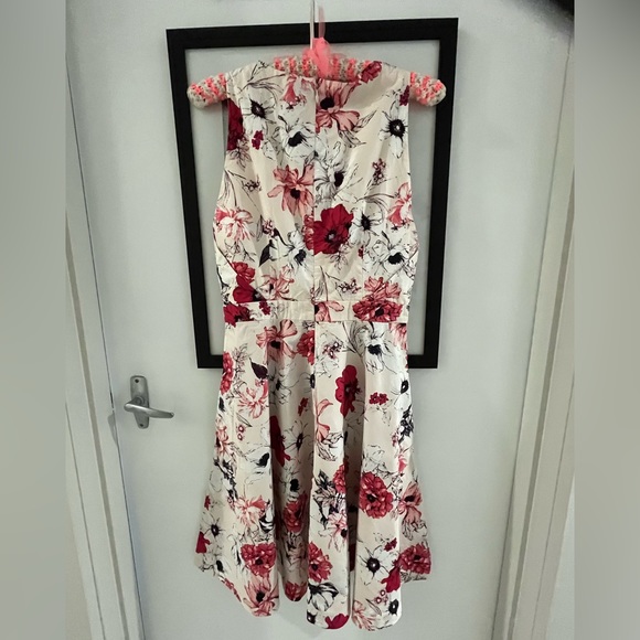 Leona size 8 pink and cream floral dress with pockets and back zip - Picture 2 of 5